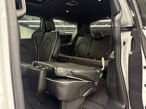 New 2027 Chrysler Pacifica Limited AWD/4WD image 13