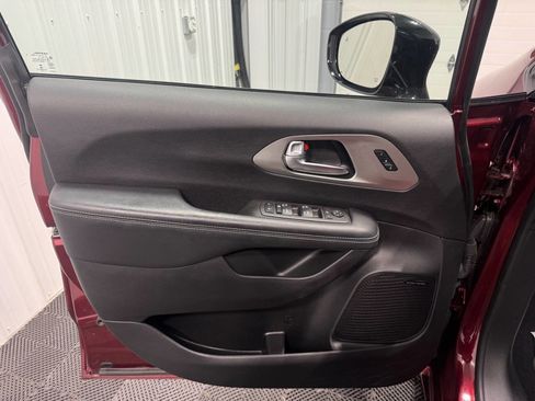 Used 2023 Chrysler Pacifica Limited w/ Uconnect Theater Family Group image 12