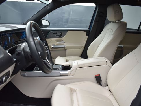 Used 2022 Mercedes-Benz GLB 250 4MATIC w/ Premium Package Lite image 9