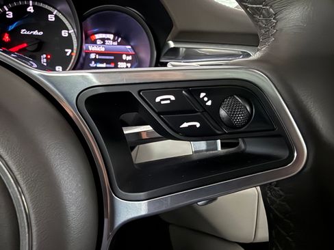 Used 2018 Porsche Macan Turbo AWD/4WD image 17