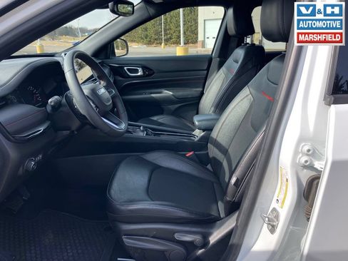 Used 2025 Jeep Compass Trailhawk AWD/4WD image 17
