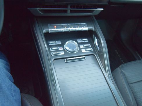 Used 2024 Lincoln Nautilus Reserve w/ Equipment Group 202A image 15