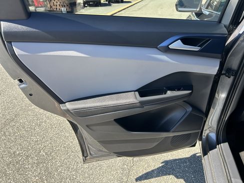 Used 2024 Volkswagen Taos SE image 14