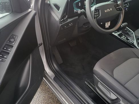 Used 2025 Kia Niro LX FWD image 3