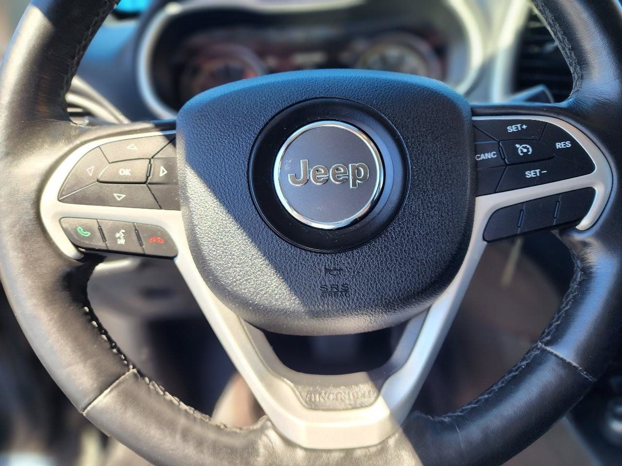 Used 2016 Jeep Cherokee Trailhawk w/ Leather Interior Group AWD/4WD image 17