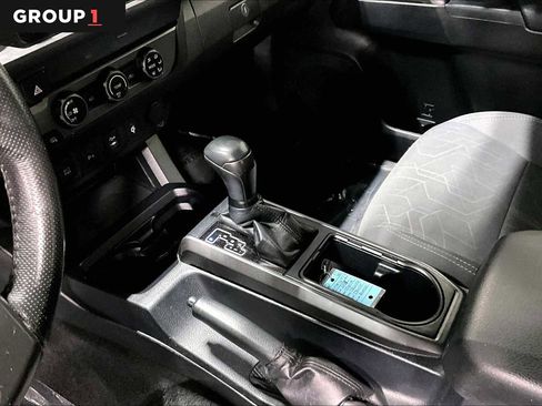 Certified 2019 Toyota Tacoma TRD Off-Road w/ Technology Package AWD/4WD image 17
