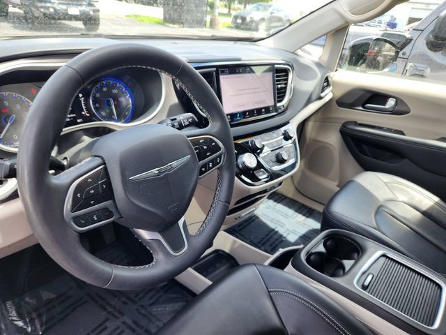 Used 2024 Chrysler Pacifica Touring-L FWD image 12