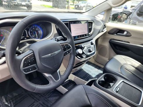 Used 2024 Chrysler Pacifica Touring-L FWD image 12