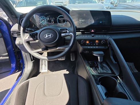Used 2025 Hyundai Elantra SEL FWD image 9