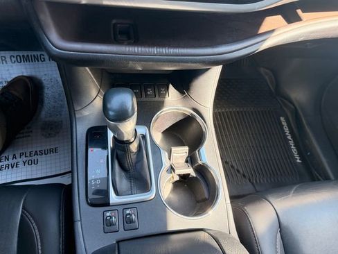Used 2019 Toyota Highlander XLE AWD/4WD image 22