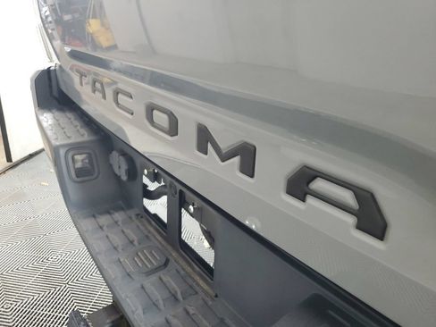 Used 2020 Toyota Tacoma TRD Sport w/ TRD Premium Sport Package AWD/4WD image 7