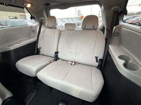 Used 2019 Toyota Sienna Limited Premium image 50