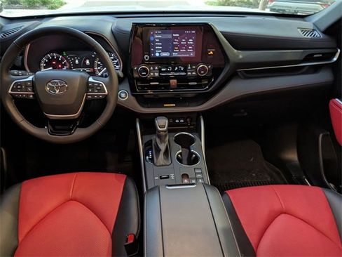 Used 2024 Toyota Highlander FWD image 23