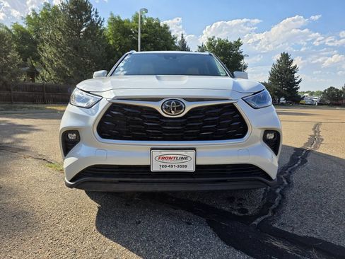 Used 2021 Toyota Highlander XLE AWD/4WD image 11