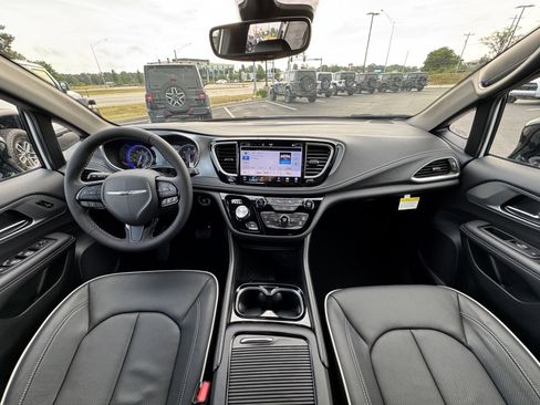 New 2026 Chrysler Pacifica Select image 13