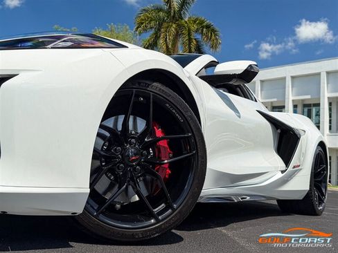 Used 2025 Chevrolet Corvette Z06 RWD image 11