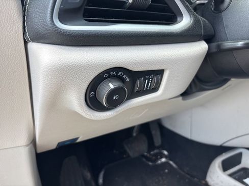 Used 2022 Chrysler Pacifica Touring-L image 18