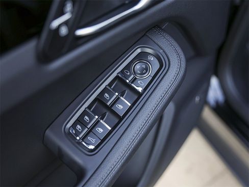 Used 2025 Porsche Macan image 31