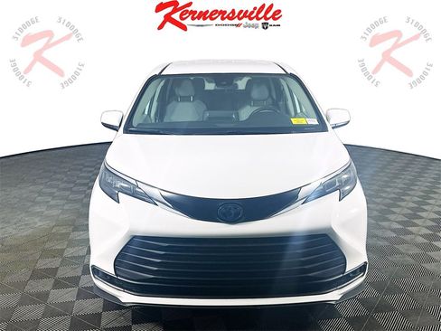 Used 2024 Toyota Sienna LE image 2