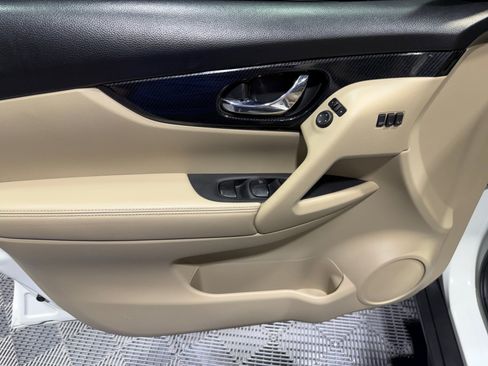 Used 2018 Nissan Rogue SL w/ Premium Package FWD image 13