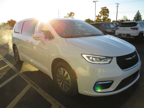 Used 2022 Chrysler Pacifica Touring-L image 7