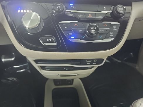 Used 2017 Chrysler Pacifica Limited FWD image 29