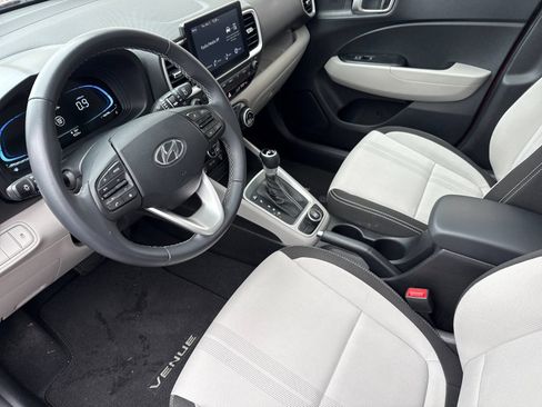 Certified 2024 Hyundai Venue SEL image 9