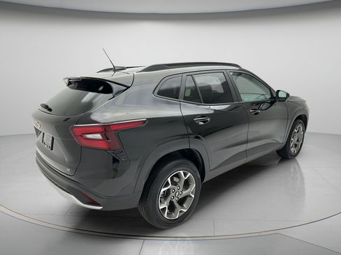 Used 2025 Chevrolet Trax LT FWD image 5