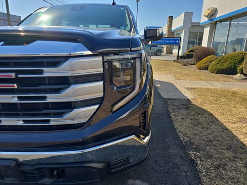 Used 2022 GMC Sierra 1500 SLE w/ Preferred Package image 9