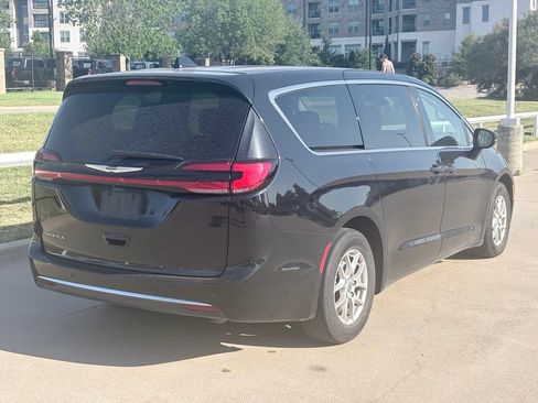 Used 2024 Chrysler Pacifica Touring-L FWD image 4