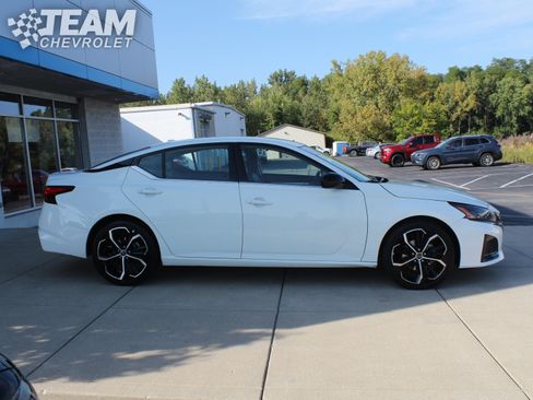 Used 2023 Nissan Altima 2.5 SR image 3