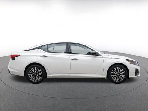 Used 2025 Nissan Altima 2.5 SV FWD image 10