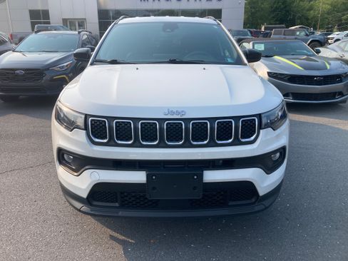 Used 2023 Jeep Compass Latitude w/ Convenience Group AWD/4WD image 3