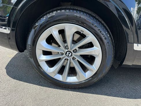 Used 2017 Bentley Bentayga AWD/4WD image 9