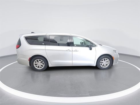 Used 2024 Chrysler Pacifica Touring-L image 8