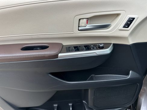 Used 2023 Toyota Sienna Platinum FWD image 12