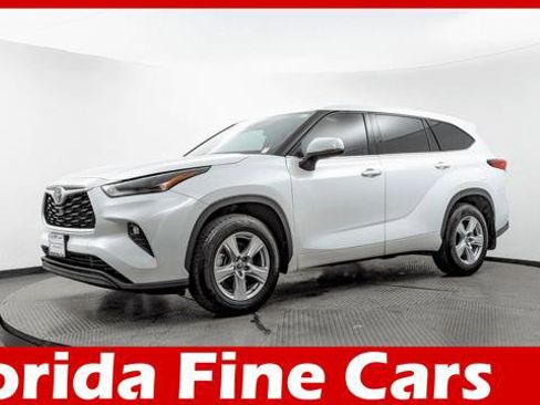 Used 2022 Toyota Highlander LE image 1