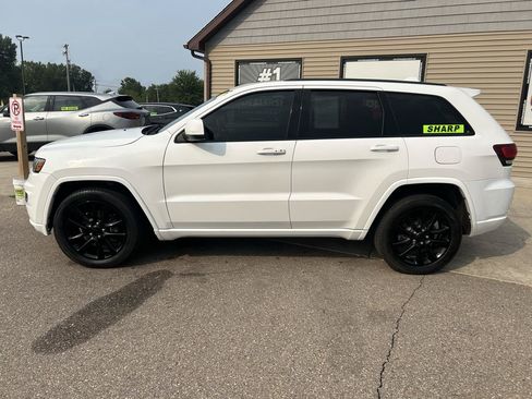 Used 2017 Jeep Grand Cherokee Altitude AWD/4WD image 8