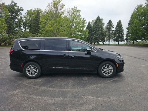 Used 2023 Chrysler Pacifica Touring-L FWD image 7