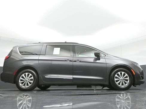 Used 2017 Chrysler Pacifica Touring-L FWD image 32