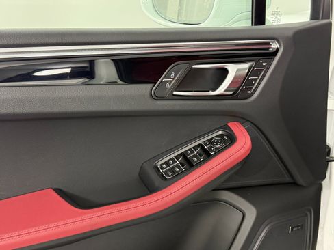 Certified 2026 Porsche Macan AWD/4WD image 15