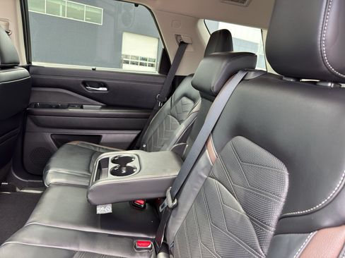 Certified 2025 Nissan Pathfinder Platinum w/ Cargo Package AWD/4WD image 34