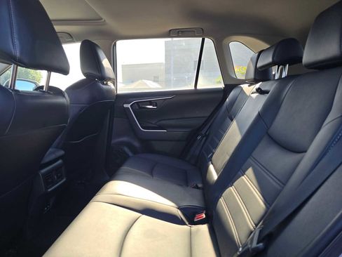 Used 2022 Toyota RAV4 XLE Premium image 18