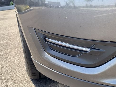 Used 2018 Ford Taurus SEL FWD image 10