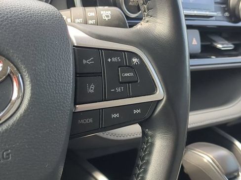 Used 2023 Toyota Highlander LE FWD image 16