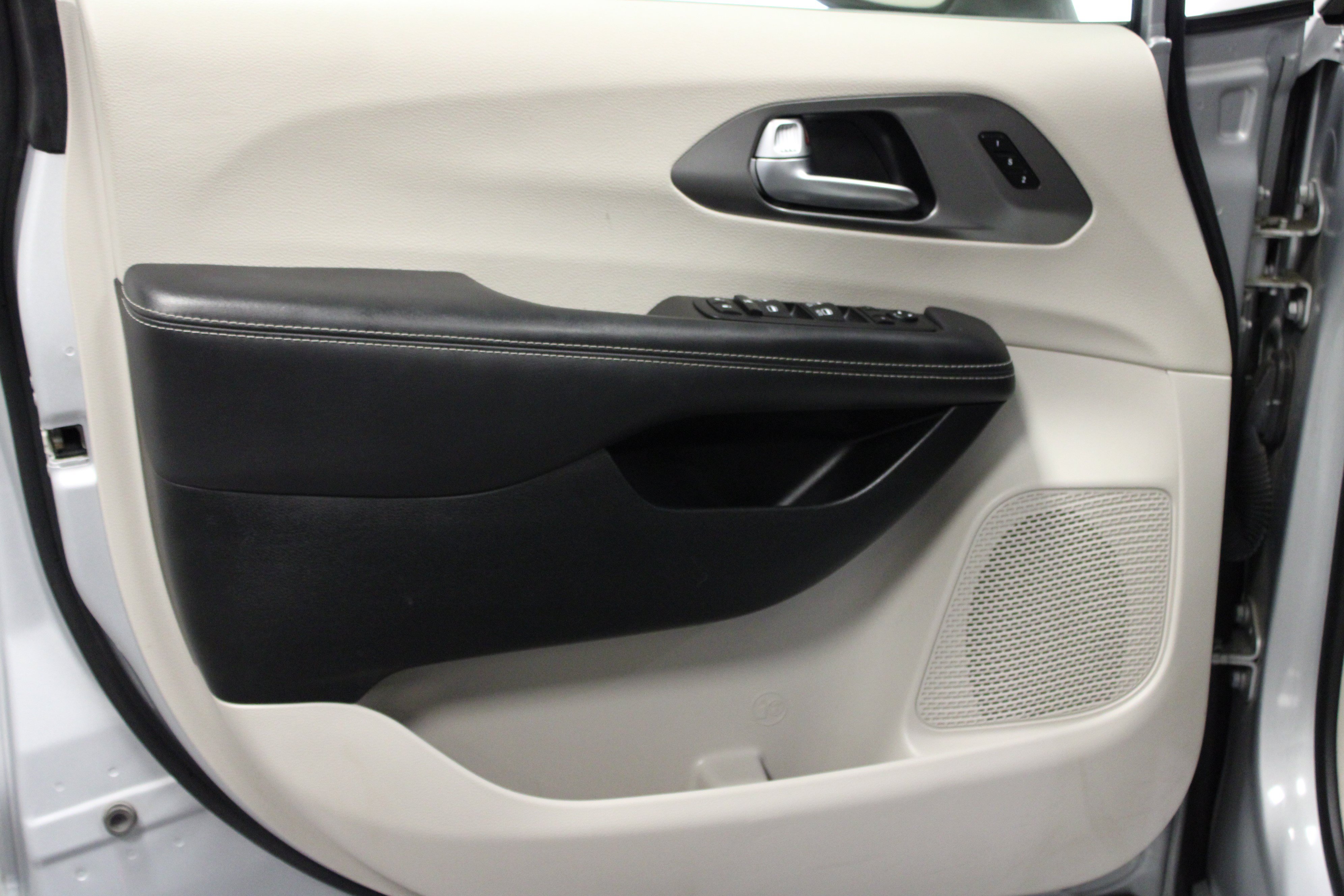Used 2023 Chrysler Pacifica Touring-L FWD image 11