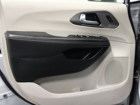 Used 2023 Chrysler Pacifica Touring-L FWD image 11