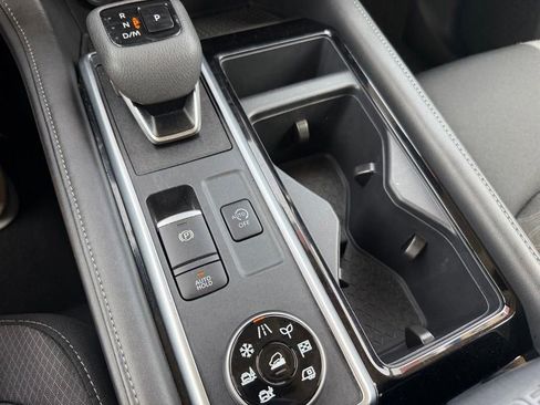 Used 2025 Nissan Pathfinder SV AWD/4WD image 19