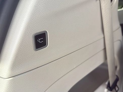 Used 2023 Chrysler Pacifica Touring-L FWD image 11