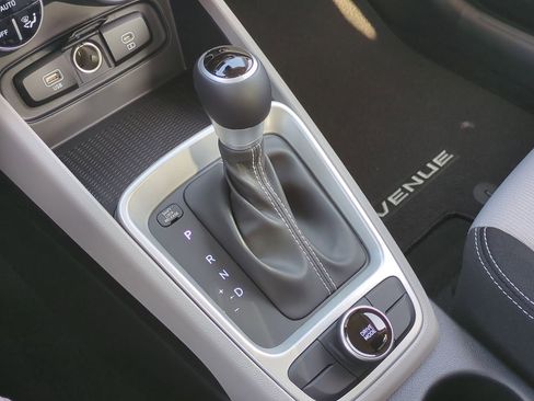 Used 2025 Hyundai Venue SEL image 15